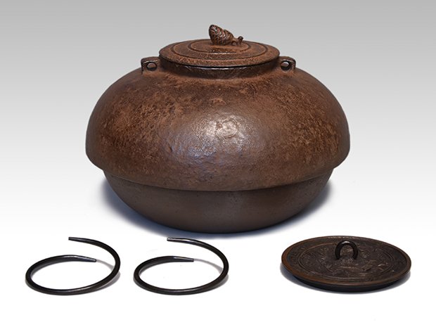 責紐釜 金森紹栄(作) 古鏡蓋と共蓋付 共箱 炉用 未使用 | 古美術ささき