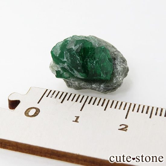 パキスタン スワート産の母岩付きエメラルドの原石（標本） 4.8g
