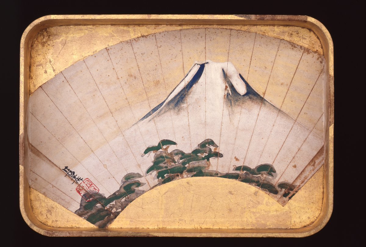 富士山は右の図のように頂上を三つの峰とする「三峰型」と呼ばれる形状