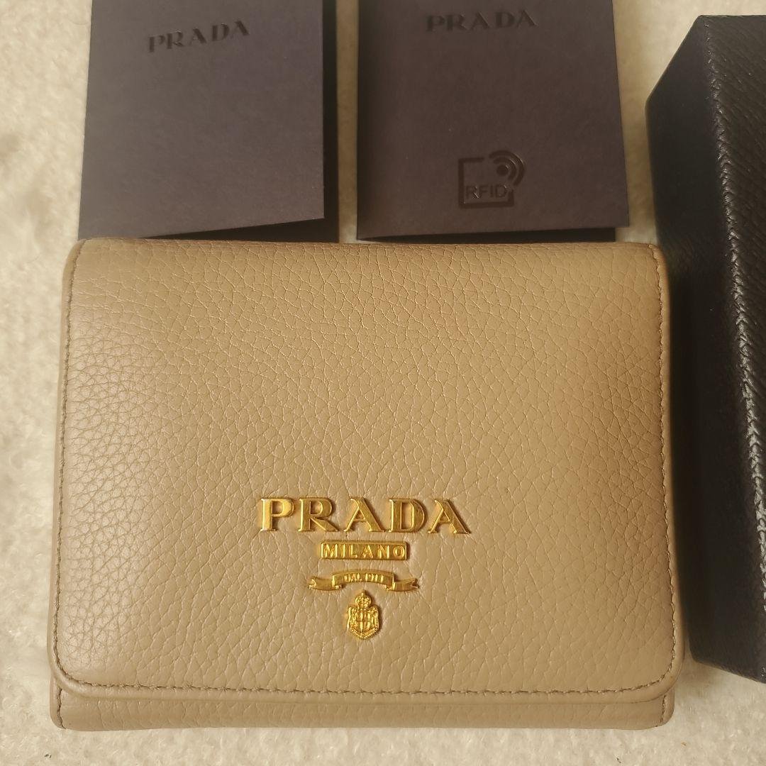 美品 PRADA ベージュ 三つ折り財布 - メルカリ