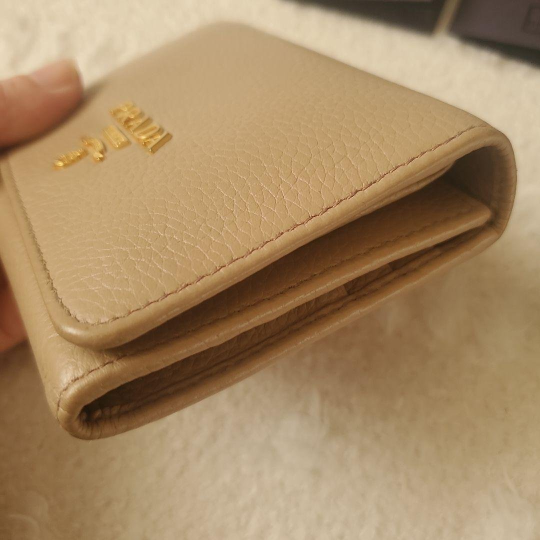 美品 PRADA ベージュ 三つ折り財布 - メルカリ