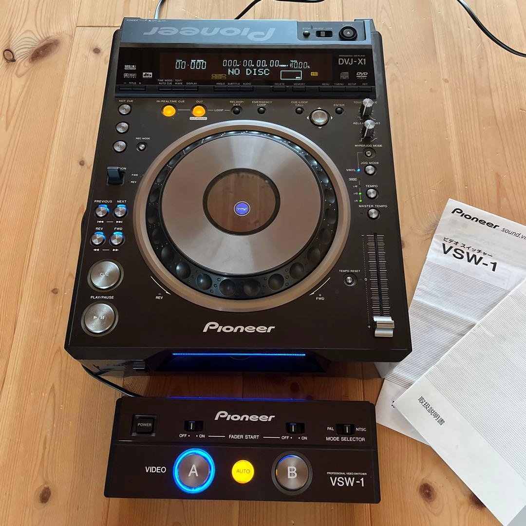 DJ機材 Pioneer DVJ-X1 & VSW-1 The Pioneer DVJ-X1 DVD Turntable turns DJs into VJs