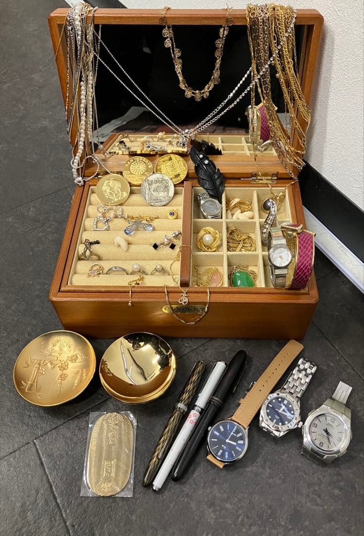 遺品整理 指輪 ネックレス イヤリング 腕時計　ブローチ カフス 金盃 遺品整理 指輪 ネックレス イヤリング 腕時計 ブローチ カフス パール